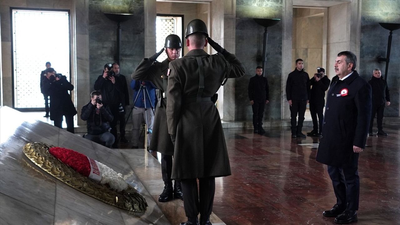 Milli Eğitim Bakanı Tekin, Öğretmenler Günü'nde Anıtkabir'i Ziyaret Etti