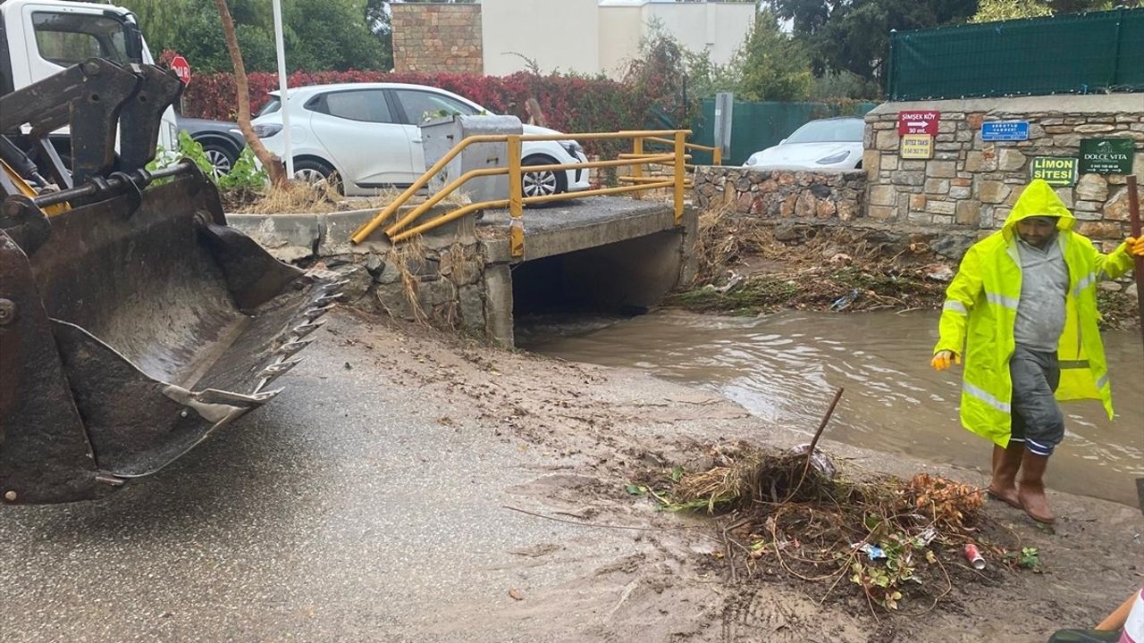 Muğla'da Sağanak Yağış Hayatı Olumsuz Etkiliyor