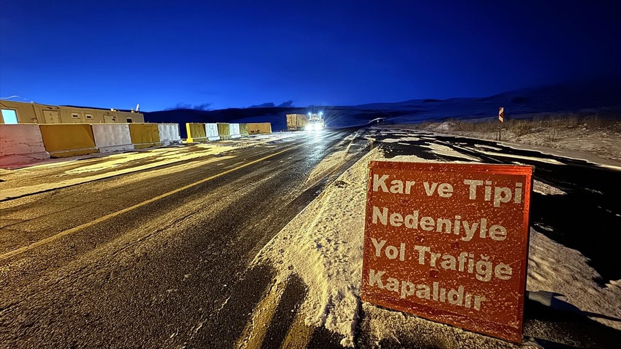 Olumsuz Hava Şartları Nedeniyle Ardahan Yolları Tır Geçişine Kapandı