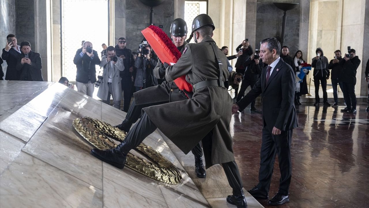 Özgür Özel, Öğretmenler Günü'nde Anıtkabir'i Ziyaret Etti