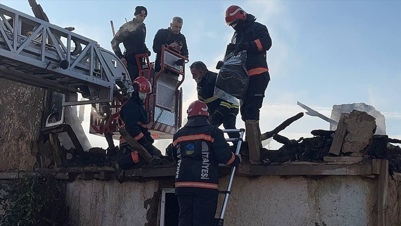 Pamukova'da Ev Yangını: 80 Yaşındaki Kadın Hayatını Kaybetti