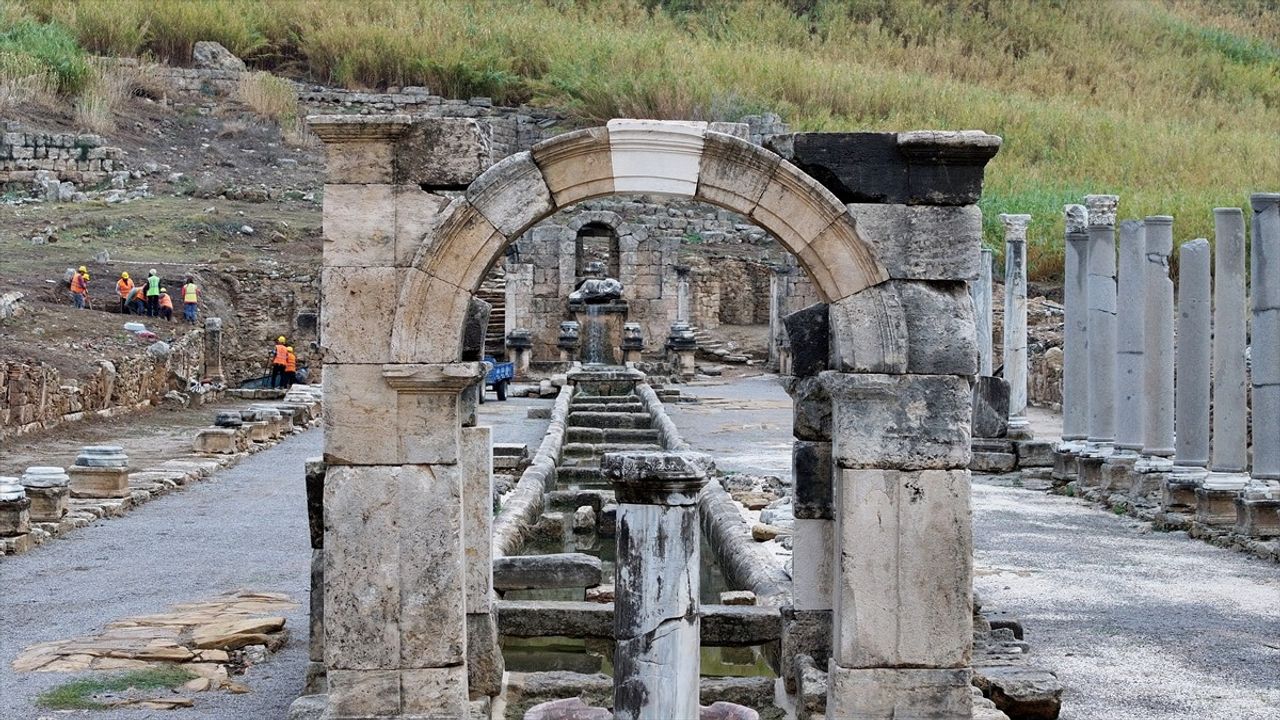 Perge Antik Kenti'nde Kestros Çeşmesi Yeniden Su Akıtmaya Başladı