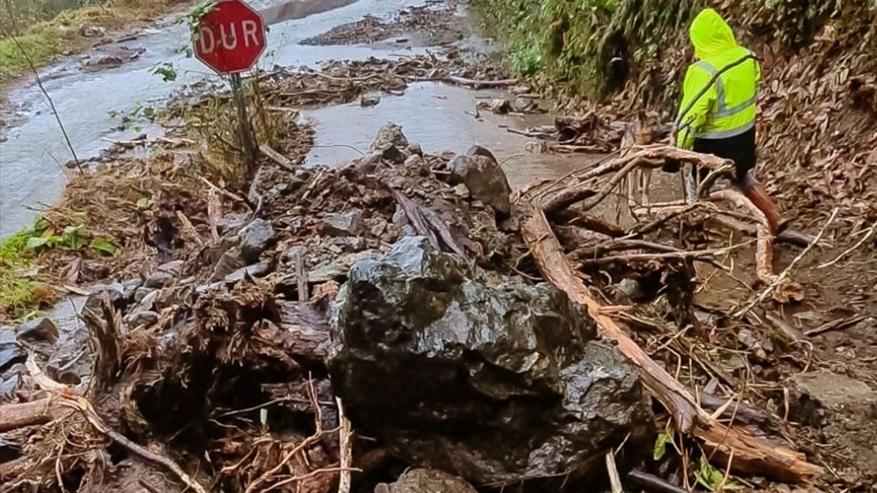 Rize'de Heyelanlar: 21 Köy Yolu Etkilendi