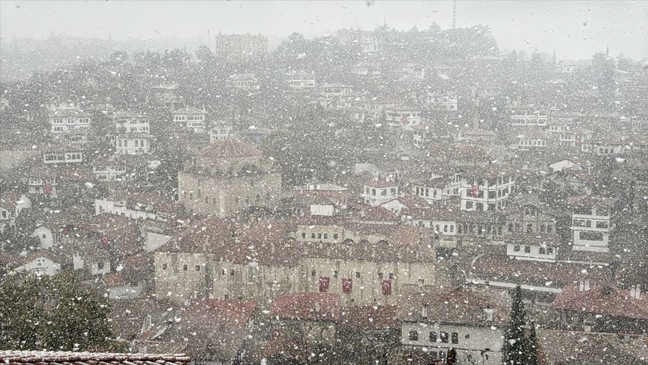 Safranbolu'da Kar Manzarası: Tarihi Yapılar Beyaza Büründü