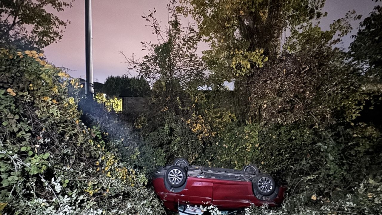 Sakarya'da Devrilen Otomobilde İki Yaralı