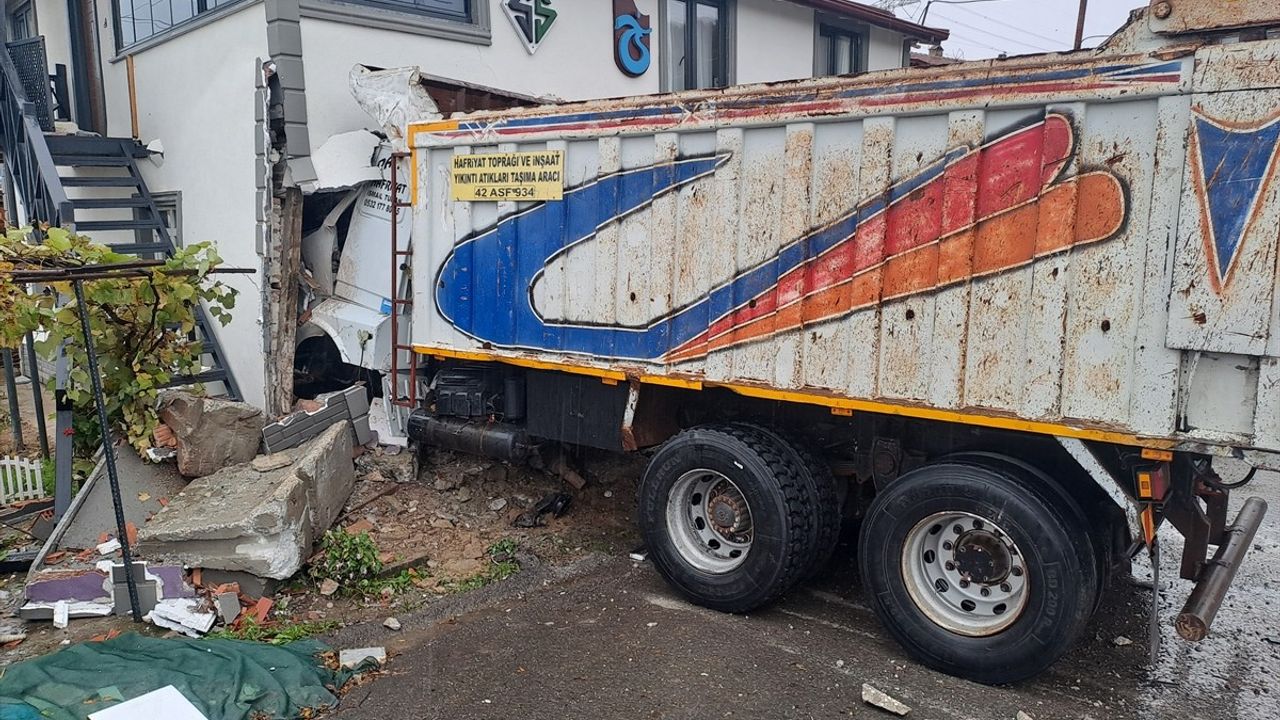 Sakarya'da Fren Arızası Sonucu Kamyon Evine Girdi