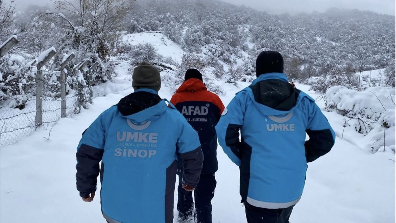 Sinop'ta Kar Ve Tipi Nedeniyle Mahsur Kalanlar Kurtarıldı