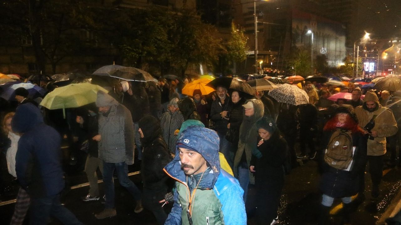 Sırbistan'da Kazanın Ardından Protesto: Başbakan İstifası İsteniyor