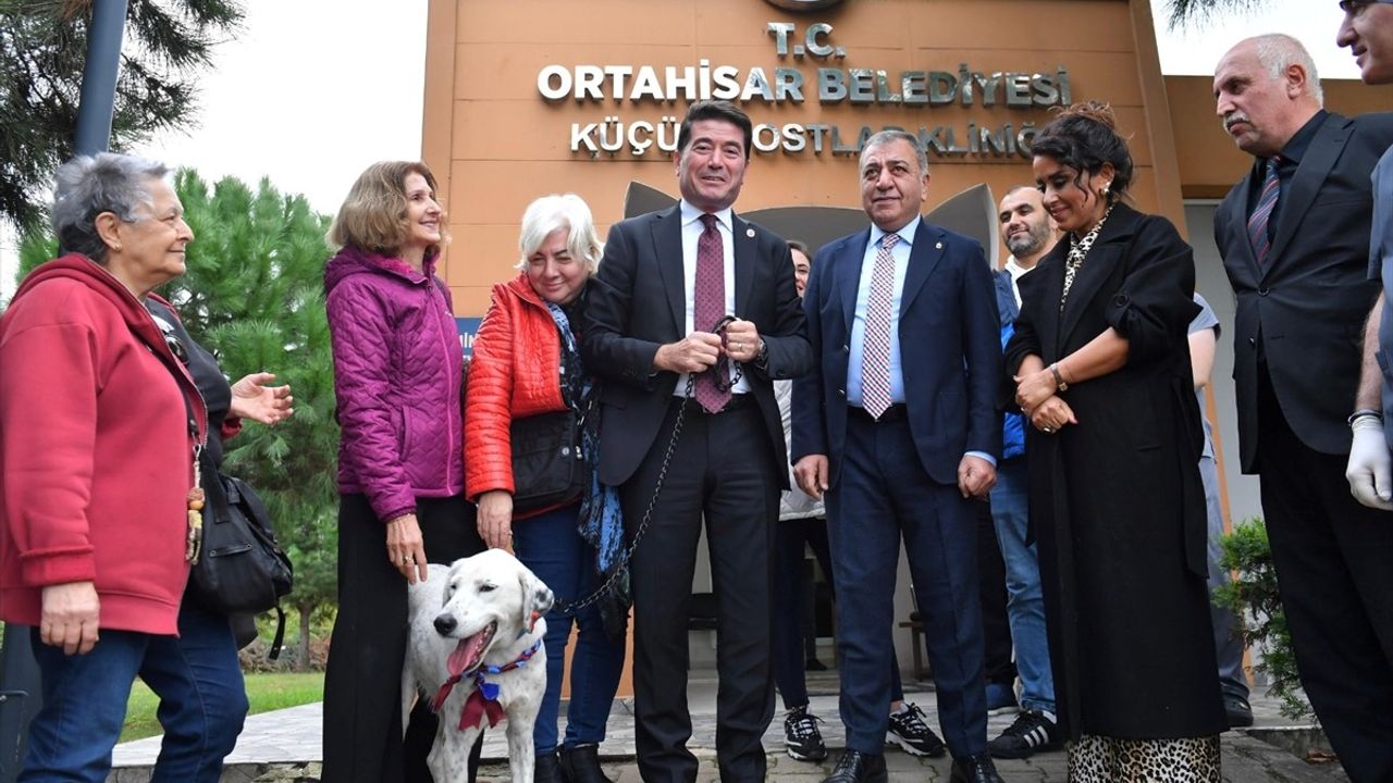 Trabzonspor, Fenerbahçe Maçı Öncesinde Sahaya Giren Köpeği Sahipleniyor