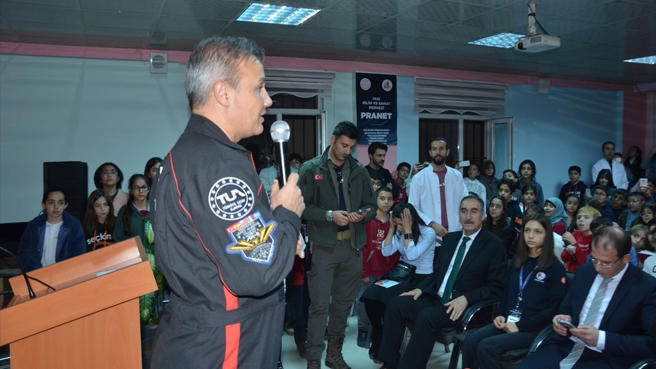 Türkiye'nin İlk Astronotu Alper Gezeravcı, Muş'ta Öğrencilerle Buluştu