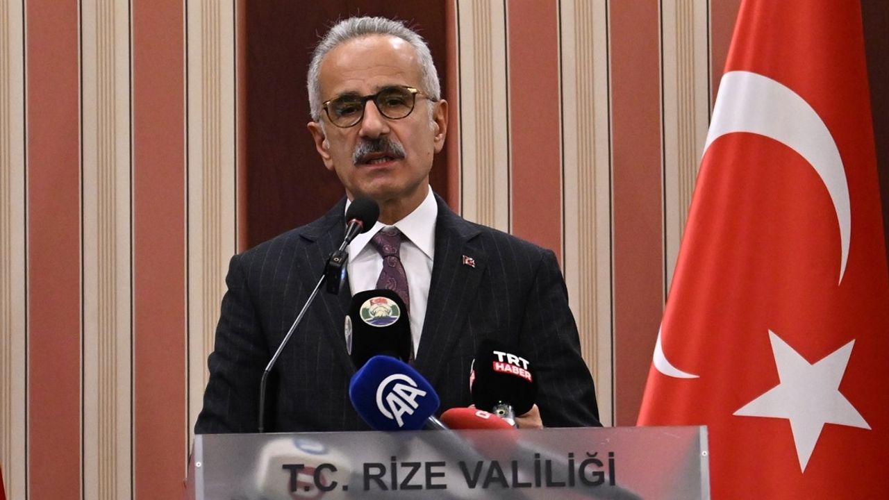 Ulaştırma Bakanı Uraloğlu Rize'de Sivil Toplum Temsilcileriyle Buluştu