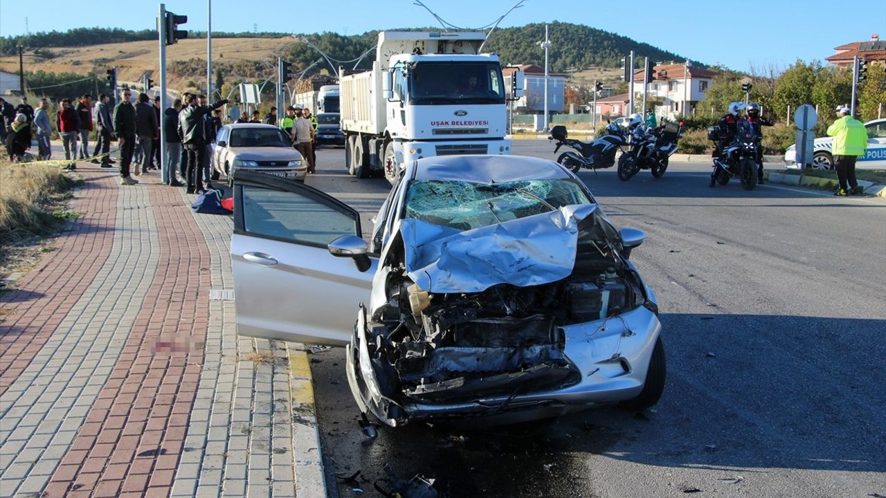 Uşak'taki Trafik Kazasında 4 Kişi Yaralandı