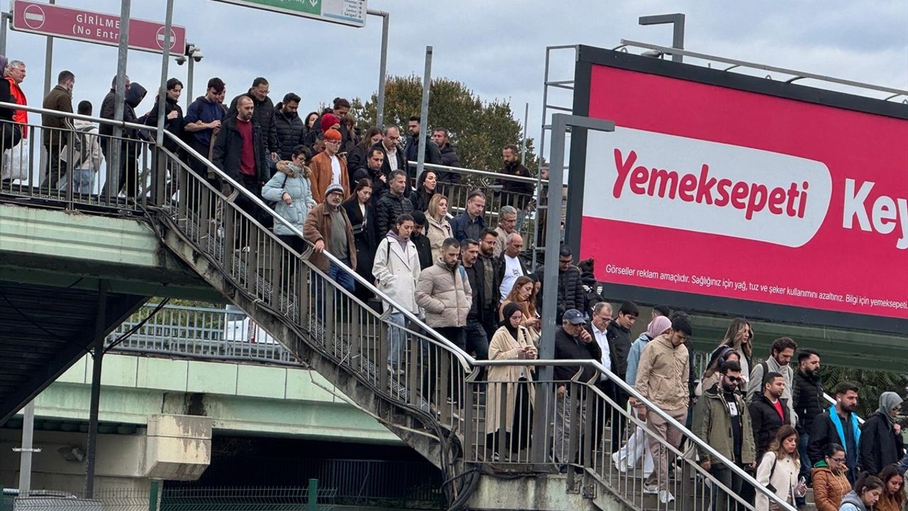 Üsküdar-Samandıra Metro Hattı'nda Arıza Nedeniyle Yoğunluk Oluştu