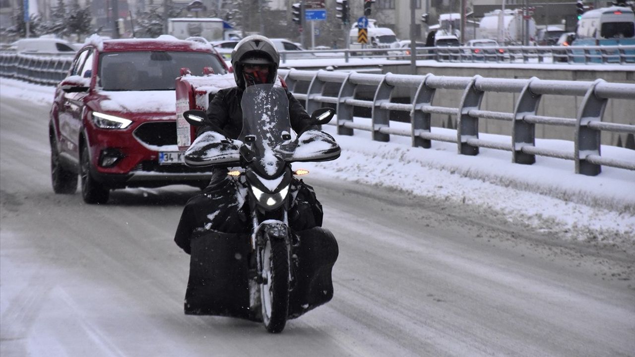 Van'da Kar Yağışı ve Tipi Sürücülere Zor Anlar Yaşatıyor