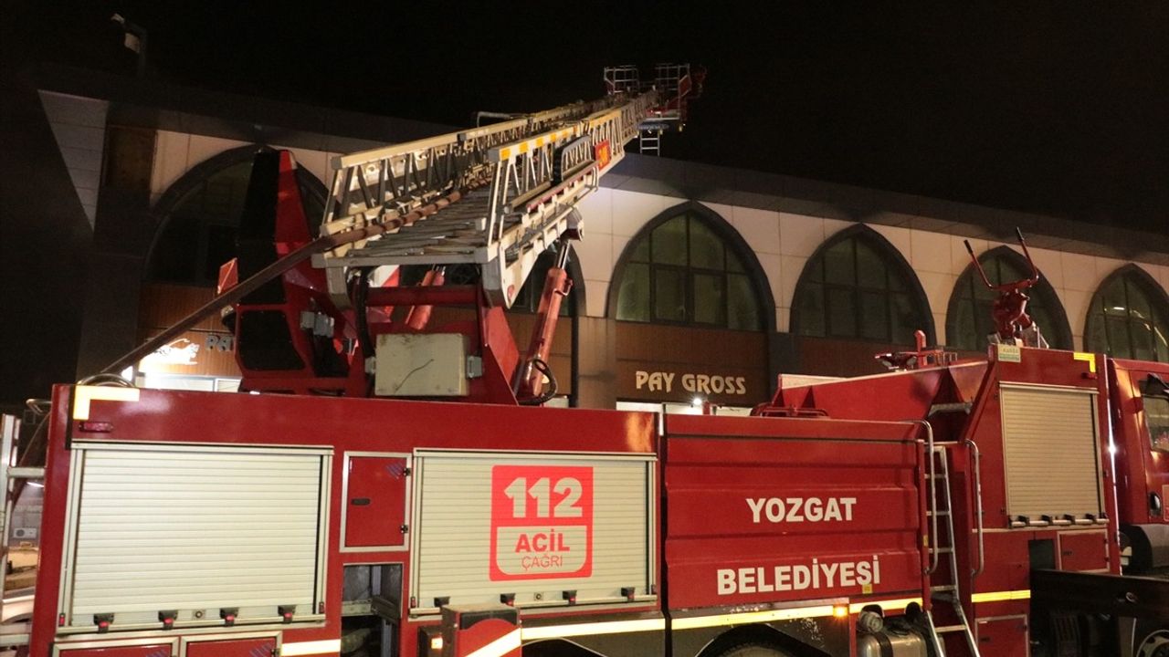 Yozgat Hal ve İş Merkezi'nde Çatı Yangını Kontrol Altına Alındı