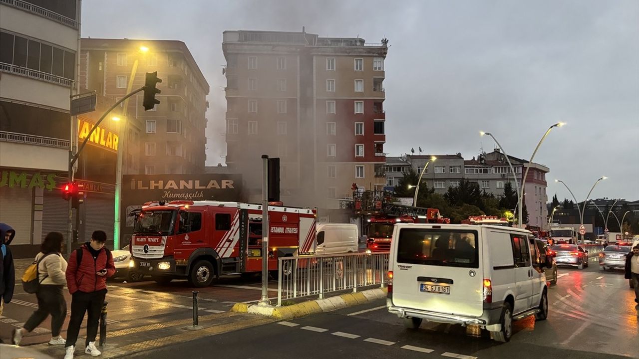 Zeytinburnu'ndaki Tekstil Depo Yangını Kontrol Altına Alındı