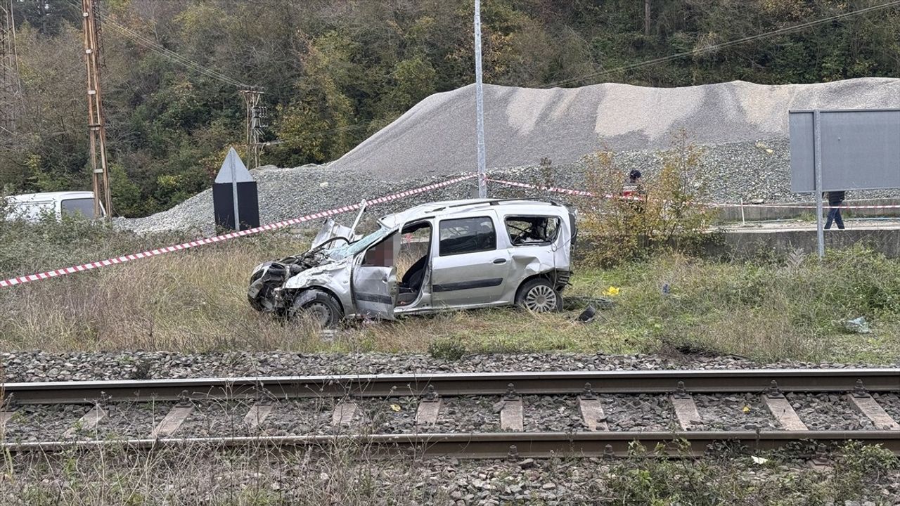 Zonguldak'ta Tren Ve Hafif Ticari Araç Çarpıştı: 2 Yaralı