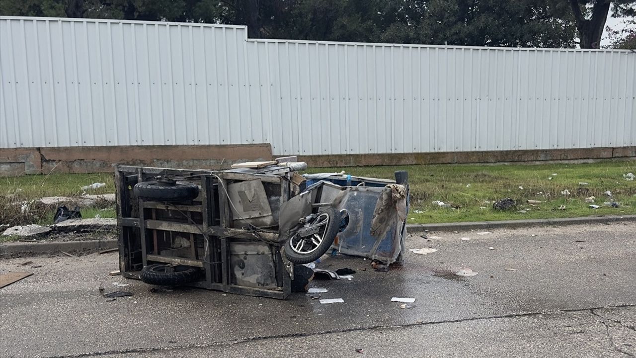 Adana'da Elektrikli Bisikletle Otomobil Çarpıştı: 3 Yaralı