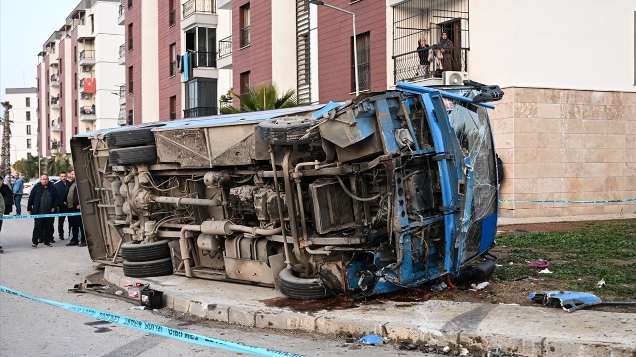 Adana'da Halk Otobüsü ile Cip Çarpıştı: 7 Yaralı