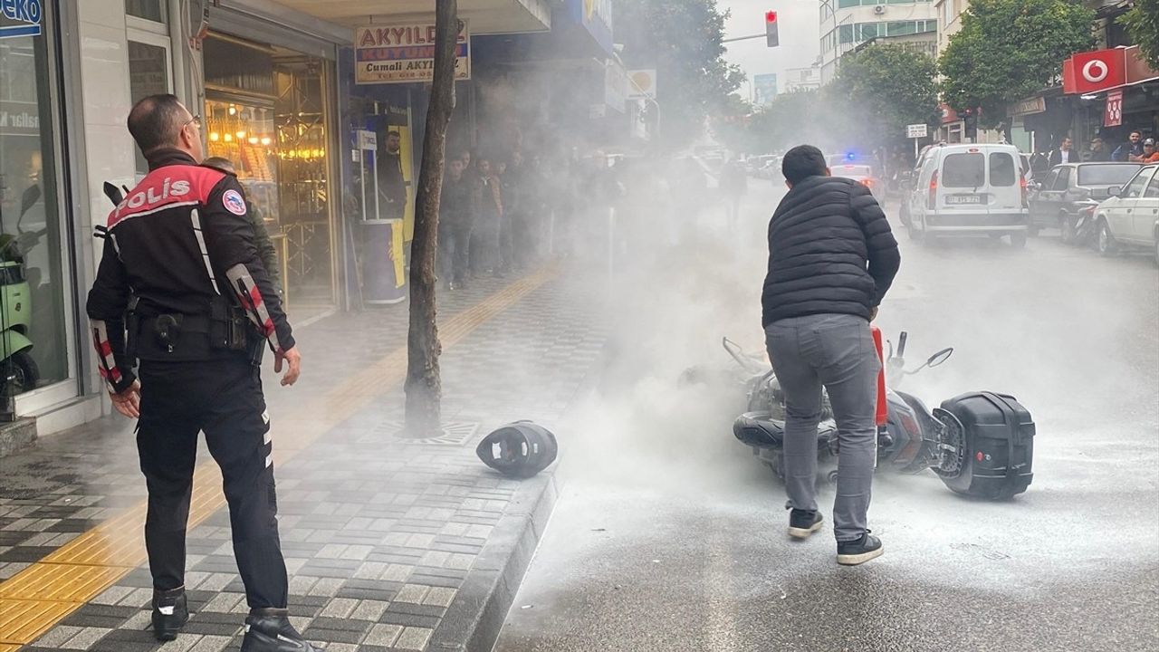 Adana'da Motosiklet Protestosu: Ateşe Verdi