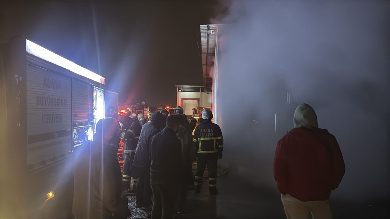 Adana'da Tavuk Çiftliği Deposunda Yangın Çıktı