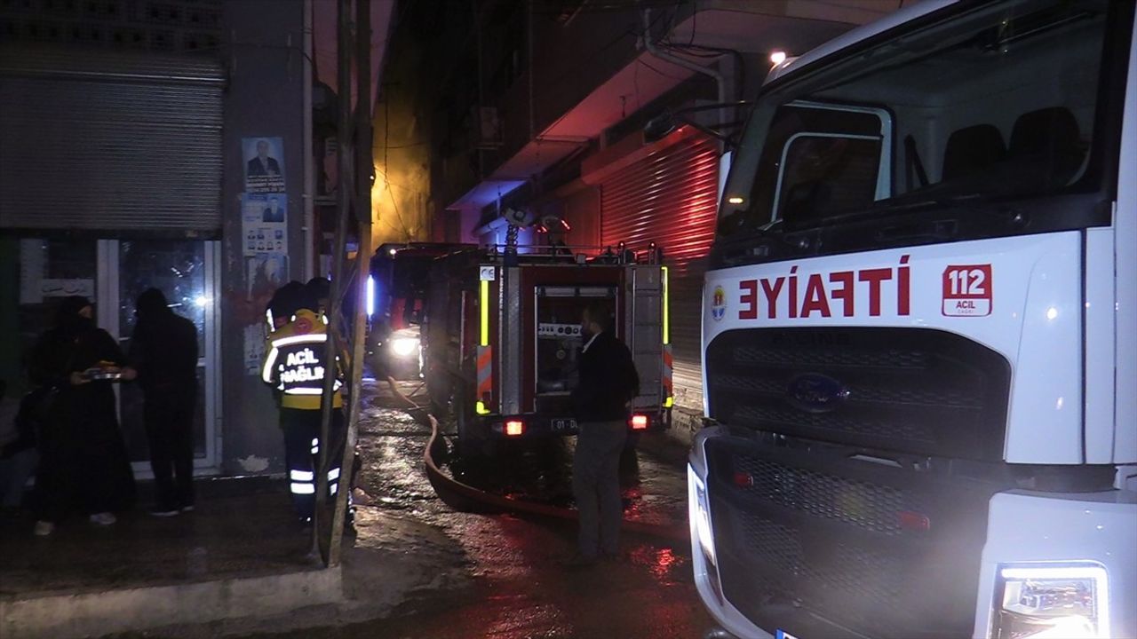 Adana'daki Hurda Deposunda Yangın: 5 Kişi Hastaneye Kaldırıldı