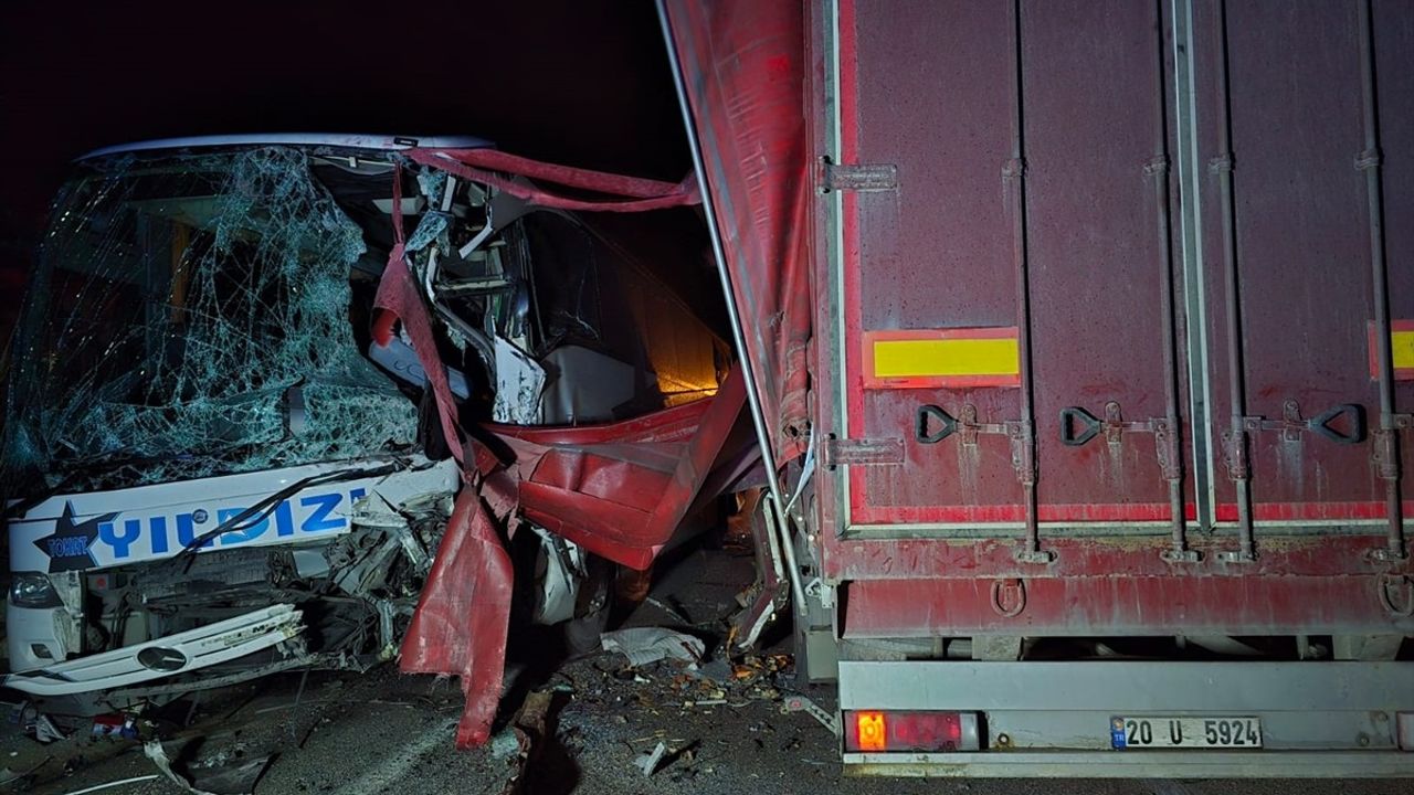 Afyonkarahisar'da Tır ve Otobüs Çarpıştı: 18 Yaralı