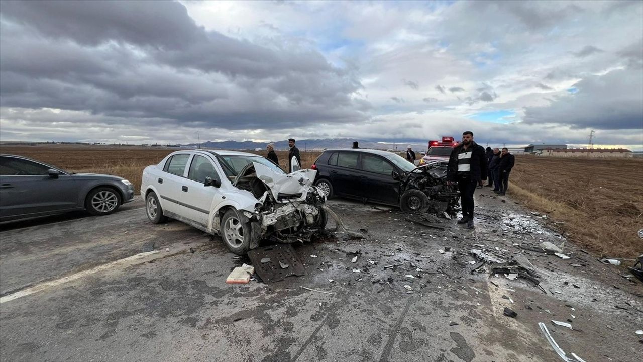 Afyonkarahisar'da Trafik Kazası: 2 Ölü, 3 Yaralı