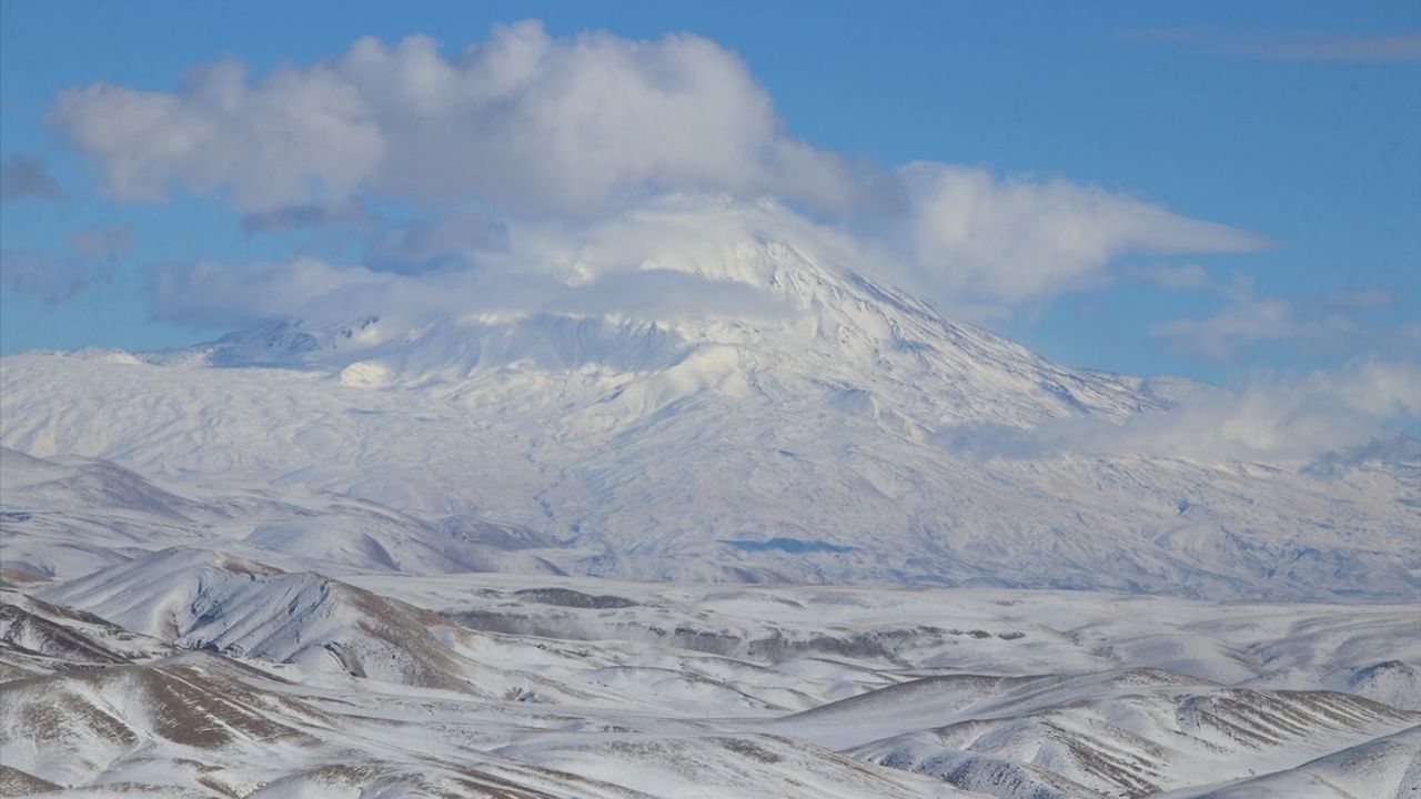 Ağrı Dağı Karla Yeniden Kapsandı