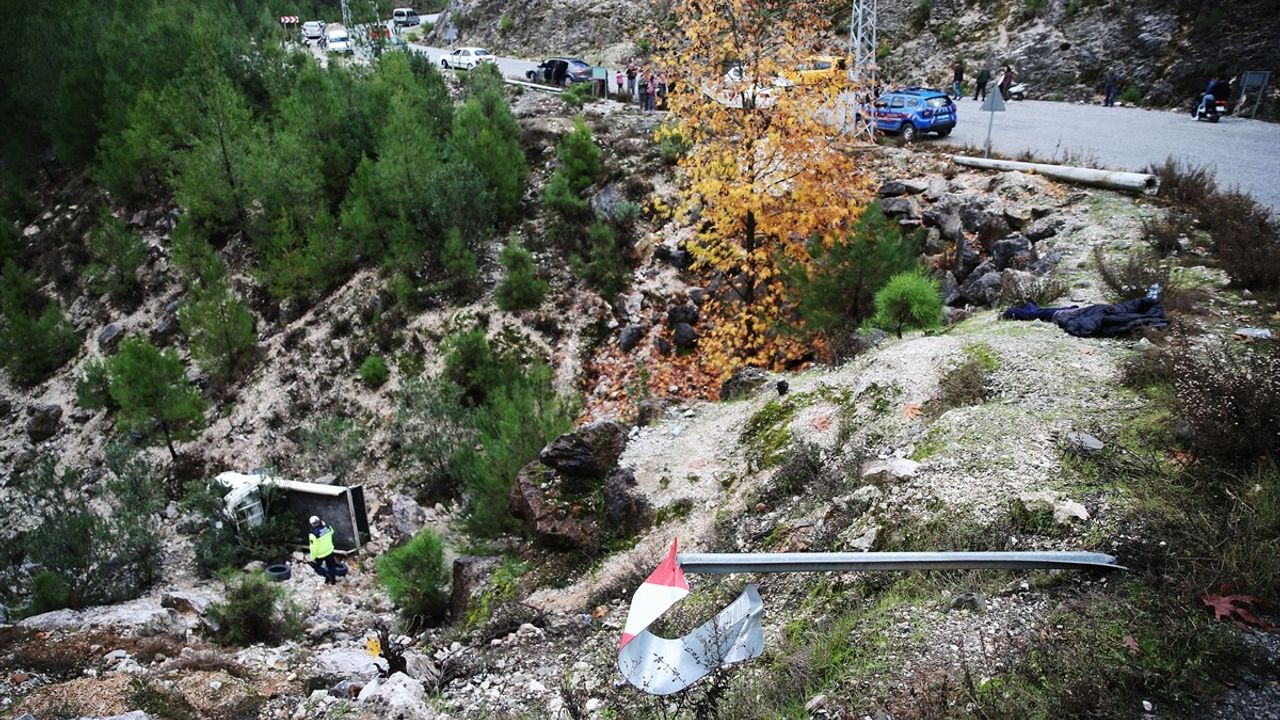 Alanya'da Uçuruma Yuvarlanan Kamyonette Feci Kaza