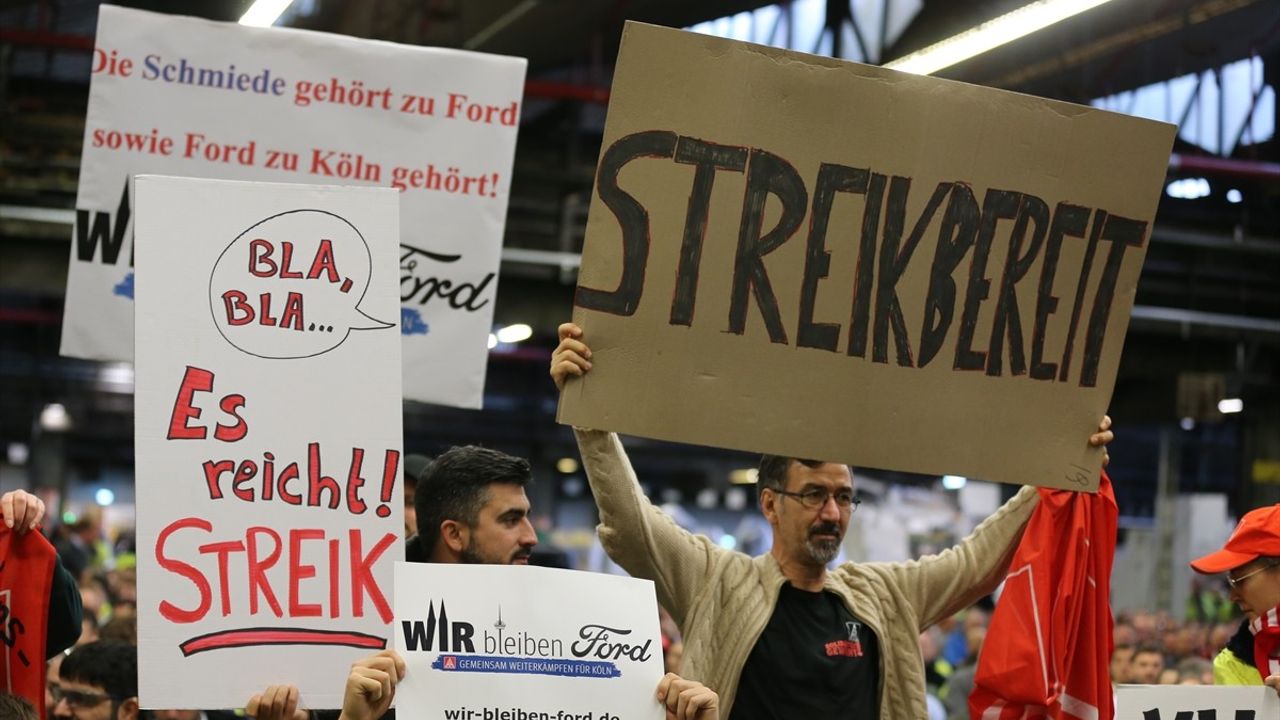 Almanya Başbakanı Scholz, Köln'deki Ford Fabrikasını Ziyaret Etti