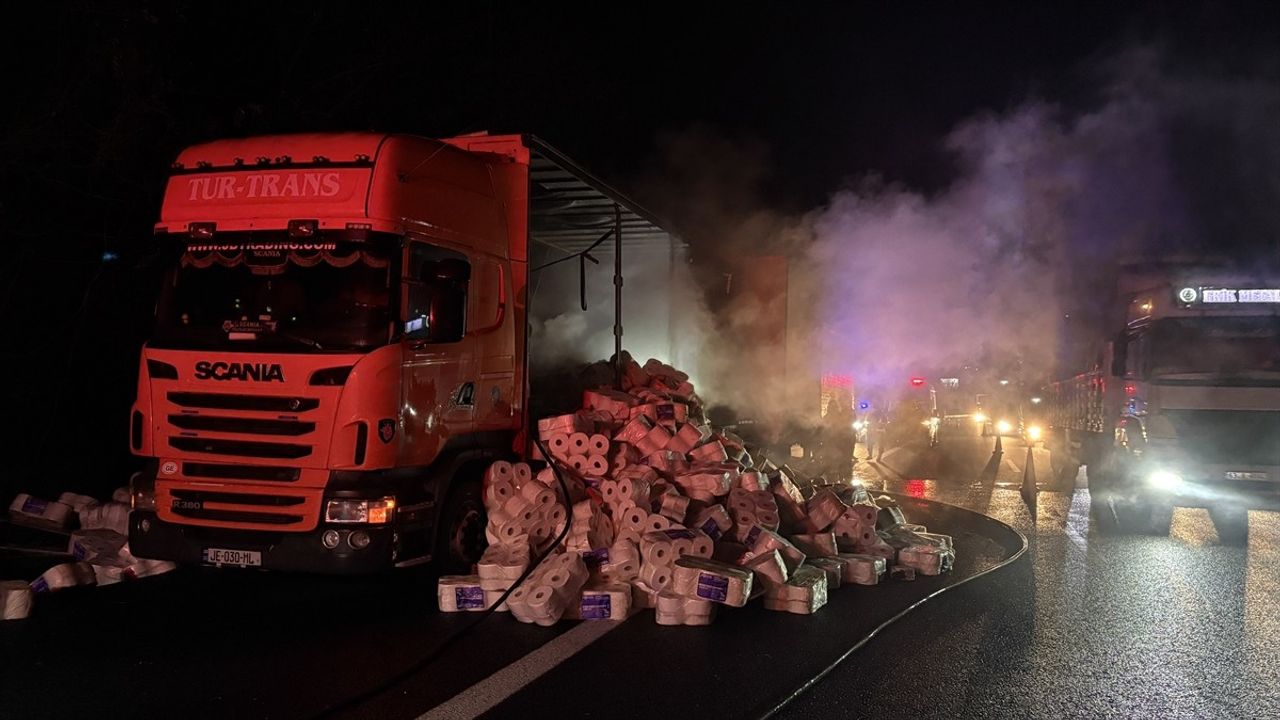 Anadolu Otoyolu'nda Kağıt Havlu Yüklü Dorsede Yangın Çıktı