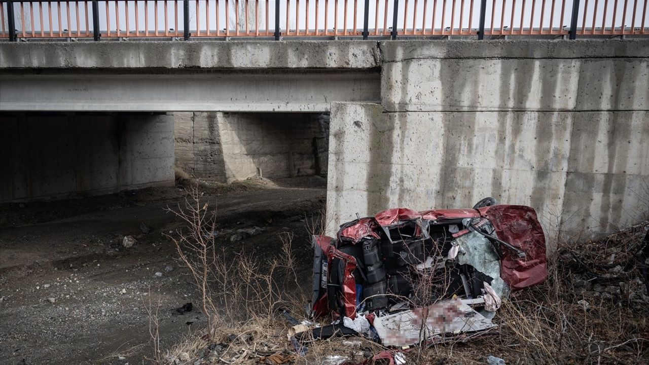 Ankara'da Köprülü Kavşaktan Düşen Araçta 5 Kişi Hayatını Kaybetti