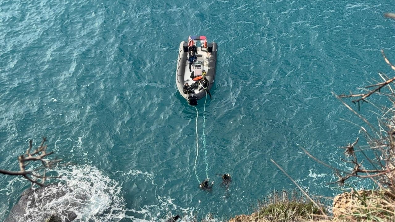 Antalya'da Falezlerden Denize Düşen Genç İçin Arama Çalışmaları Devam Ediyor