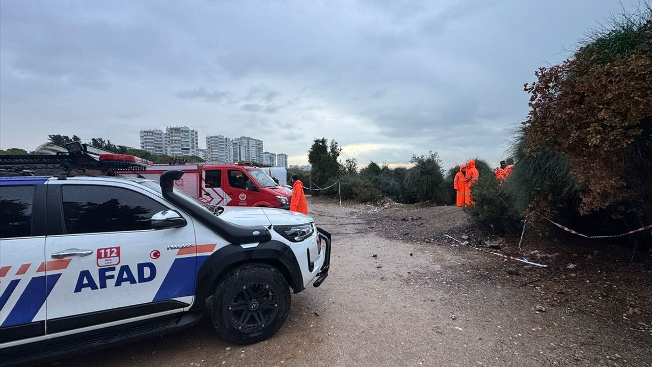 Antalya'da Falezlerden Düşen Araç İçin Arama Çalışmaları Devam Ediyor