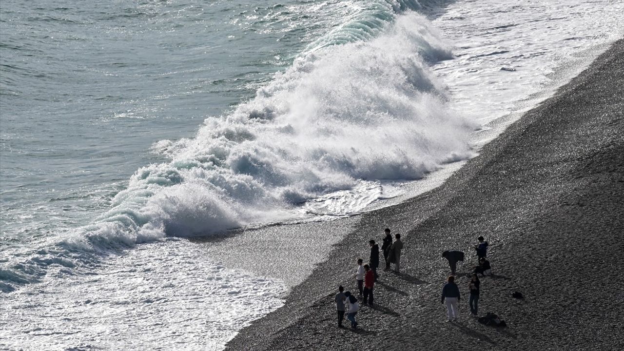 Antalya'da Sağanak Yağış Hayatı Olumsuz Etkiliyor