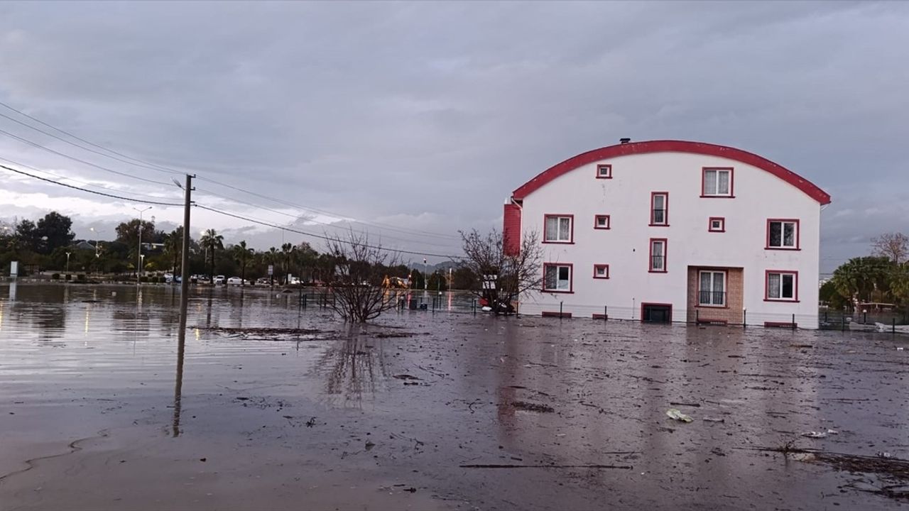 Antalya'da Şiddetli Yağışlar Hayatı Olumsuz Etkiledi