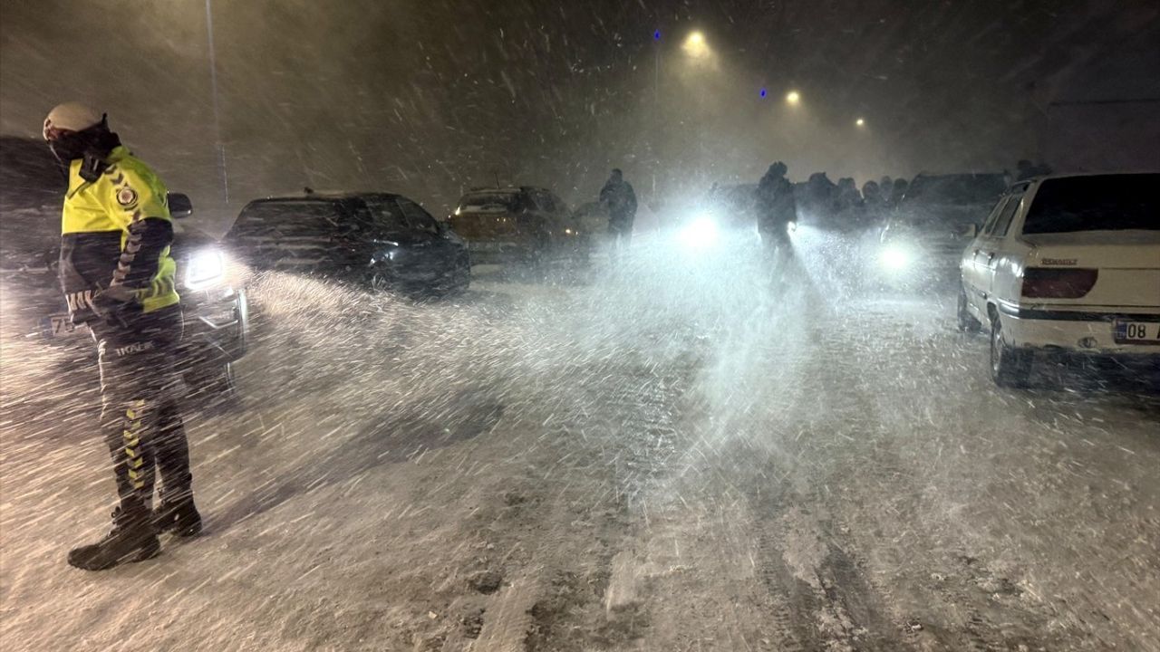 Ardahan'da Kar ve Tipi Nedeniyle Mahsur Kalan 16 Kişi Kurtarıldı