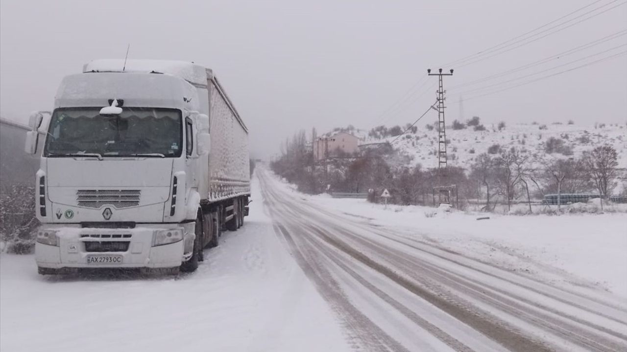 Ardahan'da Tır Geçişleri Kar ve Tipi Nedeniyle Kapatıldı