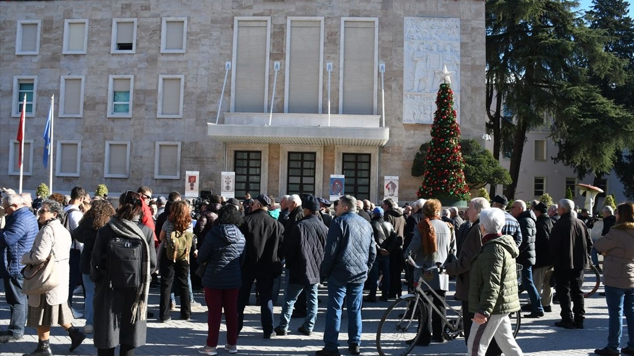 Arnavutluk'ta Emekliler Protesto Gösterisi Düzenledi
