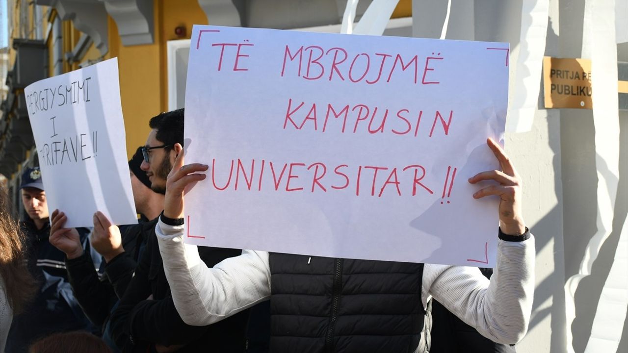 Arnavutluk'ta Üniversite Öğrencileri Protesto Düzenledi