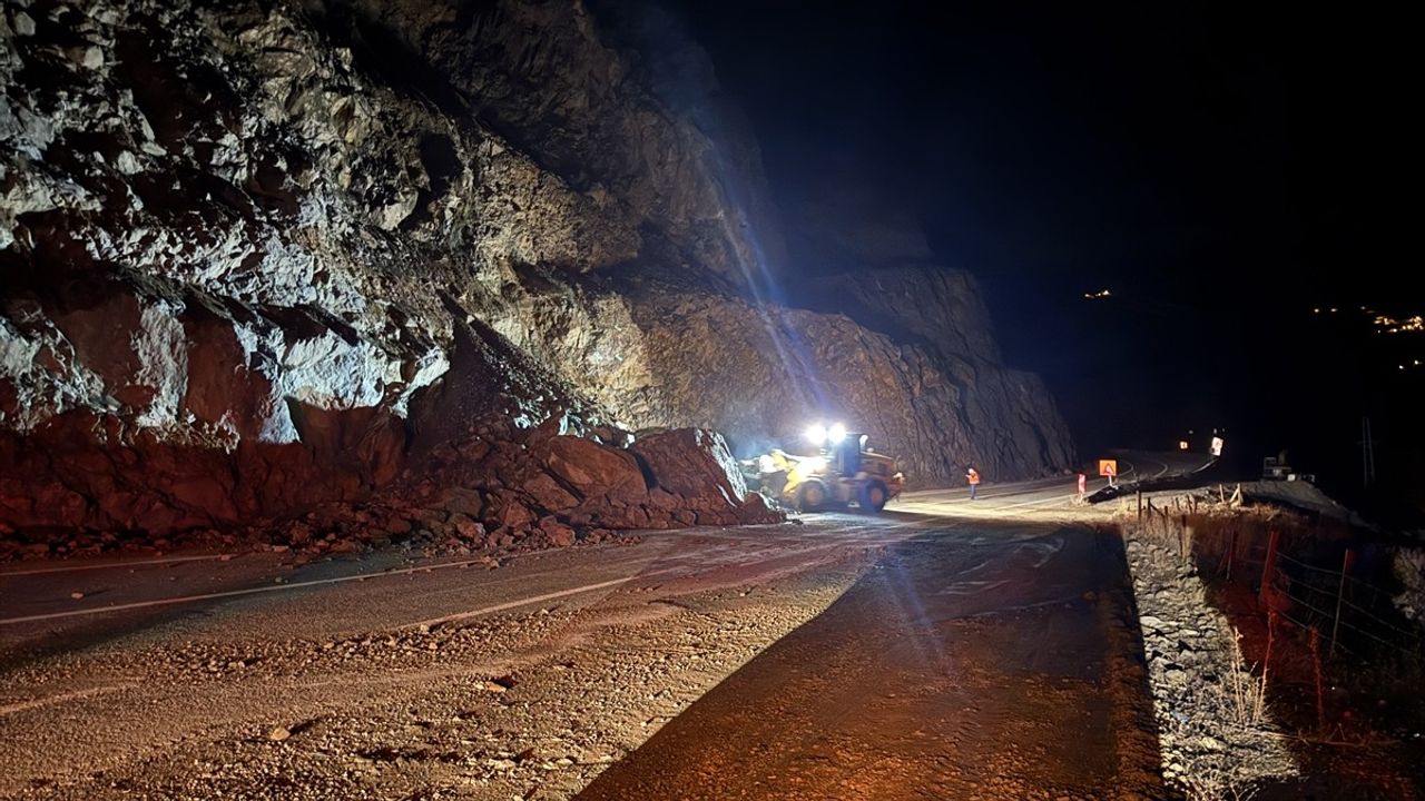 Artvin-Ardahan Kara Yolunda Heyelan Nedeniyle Ulaşım Kontrollü