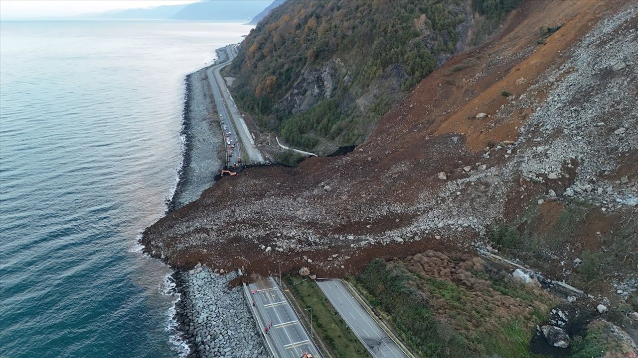 Artvin'de Heyelan Sonucu Karadeniz Sahil Yolu Ulaşıma Kapandı