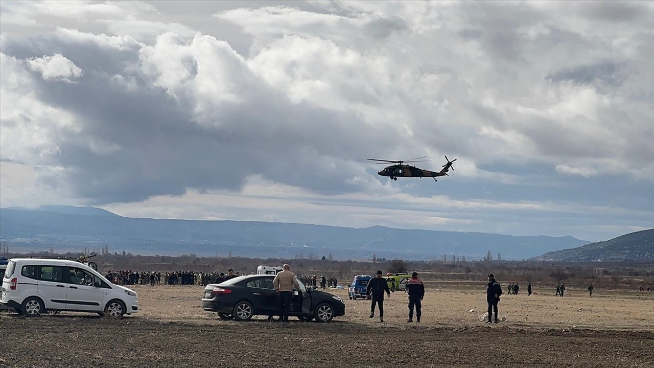 Askeri Helikopter Eğitim Uçuşunda Düştü