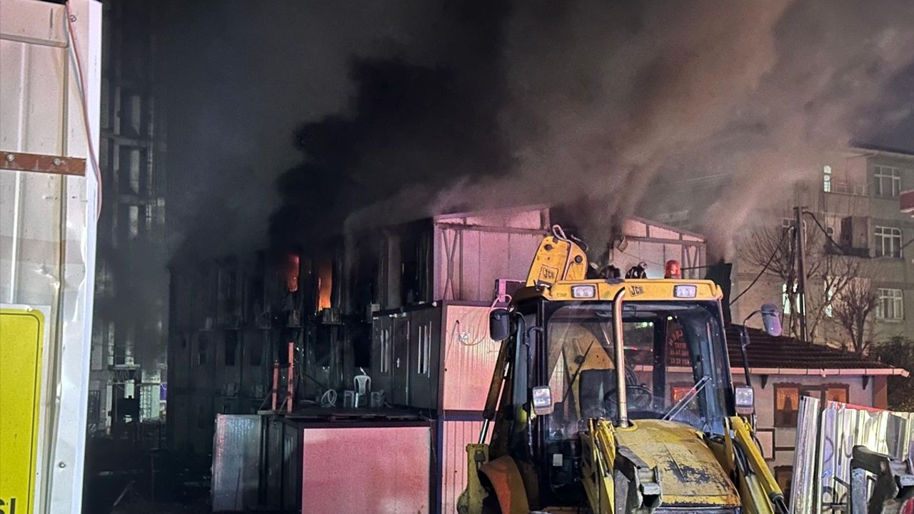 Bağcılar'da İşçi Konteynerinde Yangın Çıktı