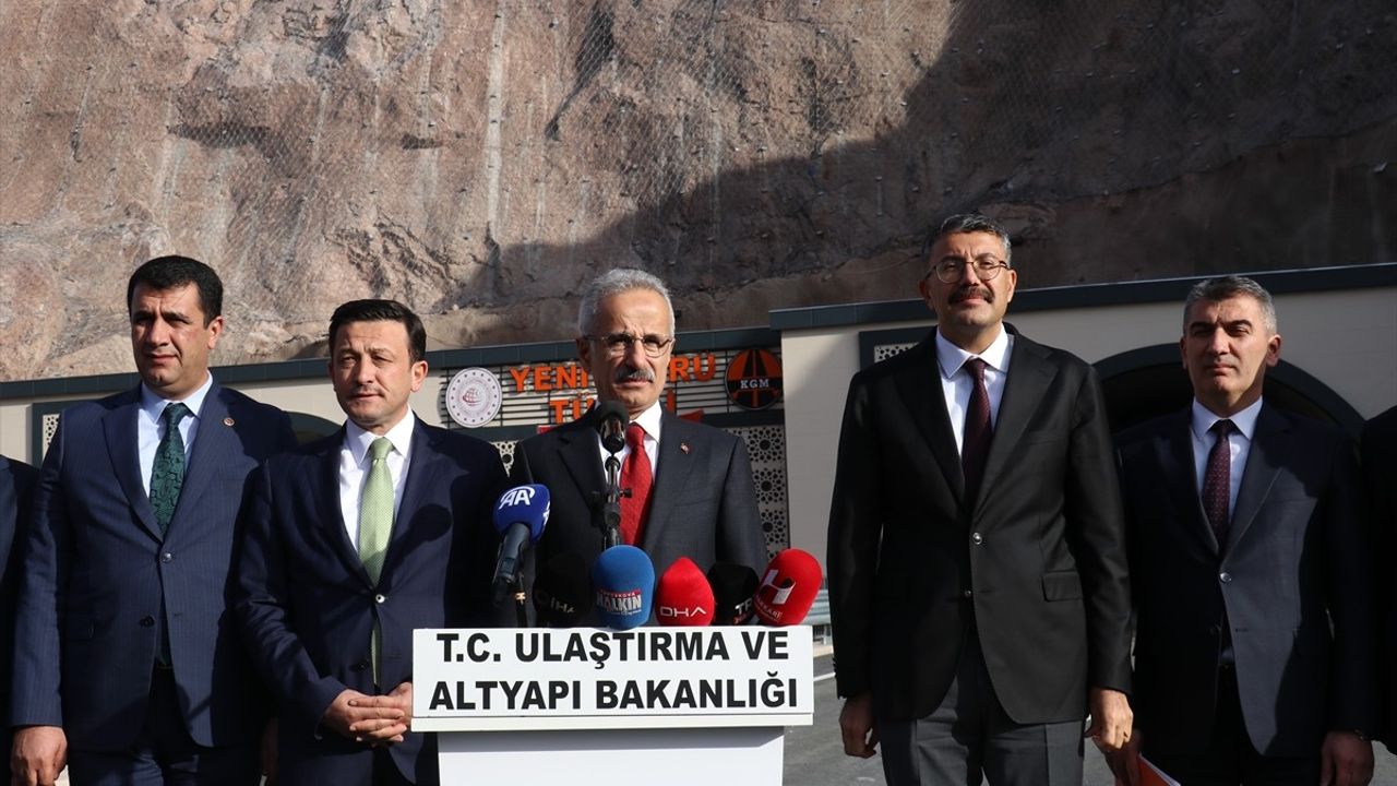Bakan Uraloğlu Hakkari Yeniköprü Tüneli İncelemelerinde Bulundu