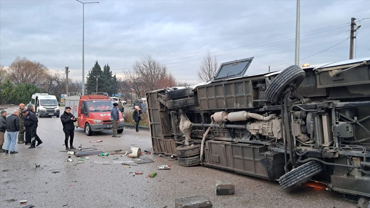 Balıkesir'de Okul Servisi ve Tır Kazası: 28 Yaralı