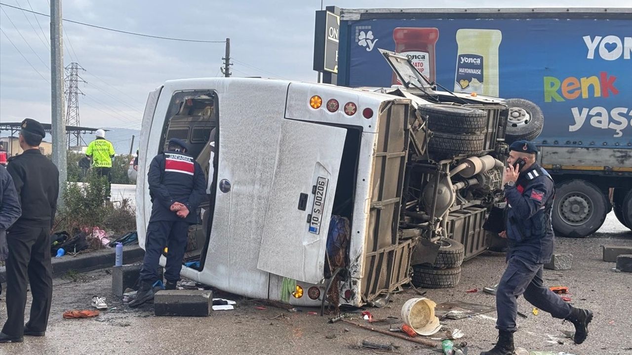 Balıkesir'de Servis Aracıyla Tır Çarpıştı: 26 Yaralı