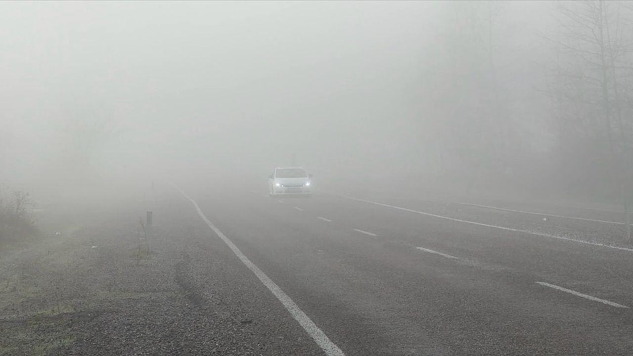 Bartın'da Sis Nedeniyle Görüş Mesafesi Düşerken Trafik Olumsuz Etkilendi