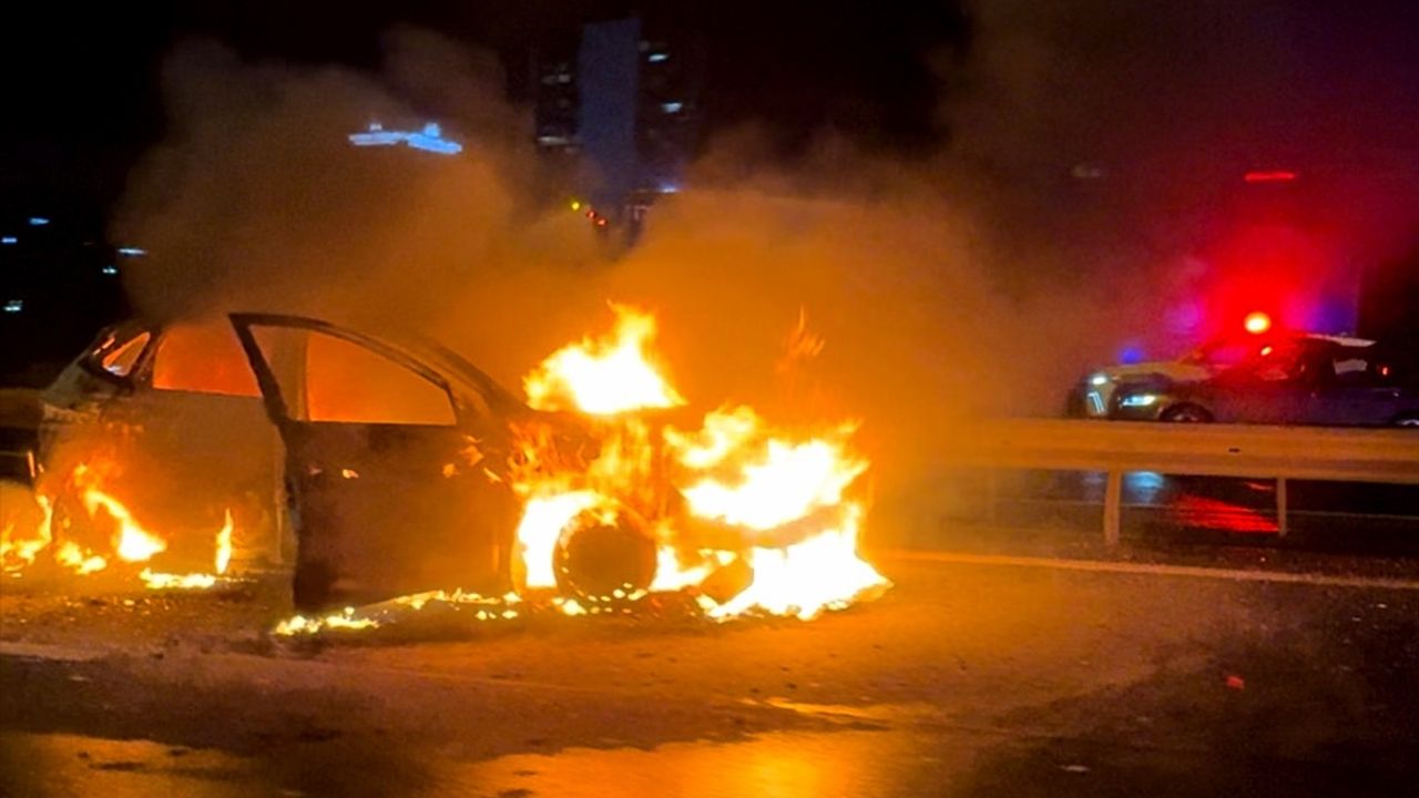 Başakşehir'de Seyir Halindeki Araç Yangını